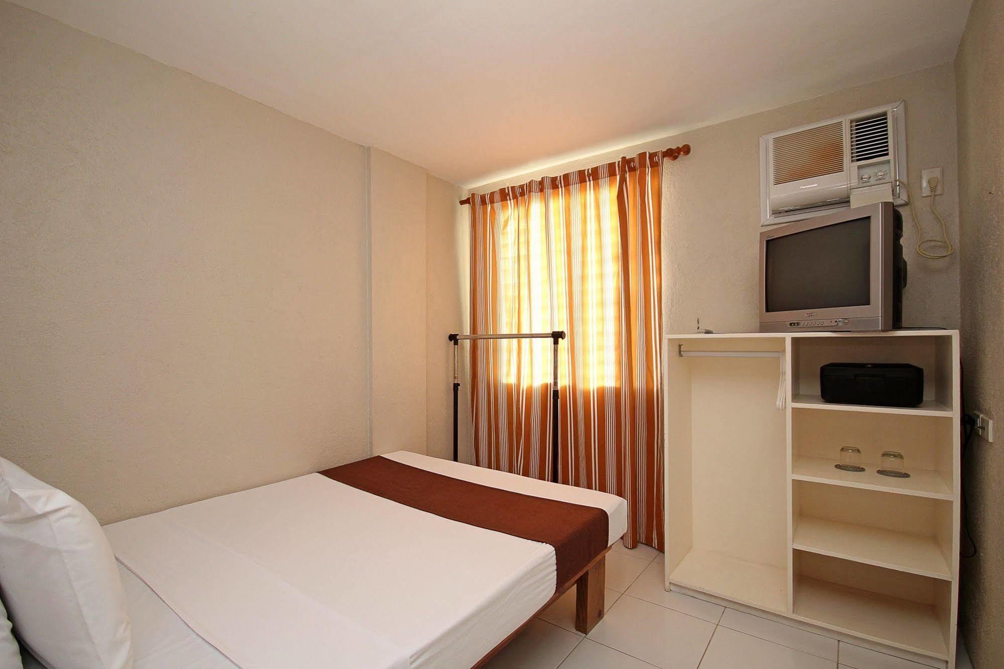 Mr Holidays Hotel Balabag  Luaran gambar